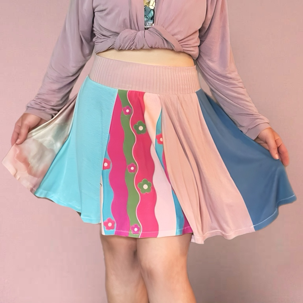 Skater skirt in panels. Stretchy mini circle skirt in soft summer colors